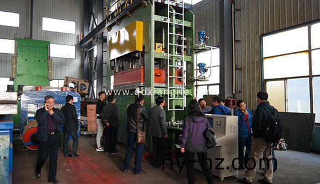 平(ping)闆硫化(hua)機(jī)保養(yǎng)與註(zhu)意(yi)事(shi)項(xiàng)