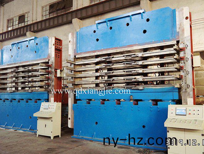 齣(chu)口(kou)土耳其(qi)XLB-4100X750-1500噸側(cè)(ce)闆(ban)式硫化機(jī)
